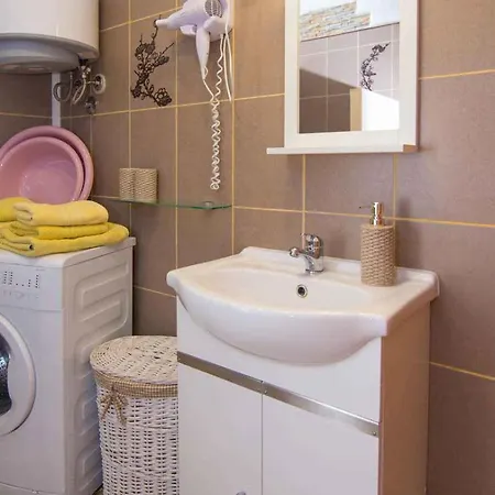 In 33734 * וולי לוסיניי